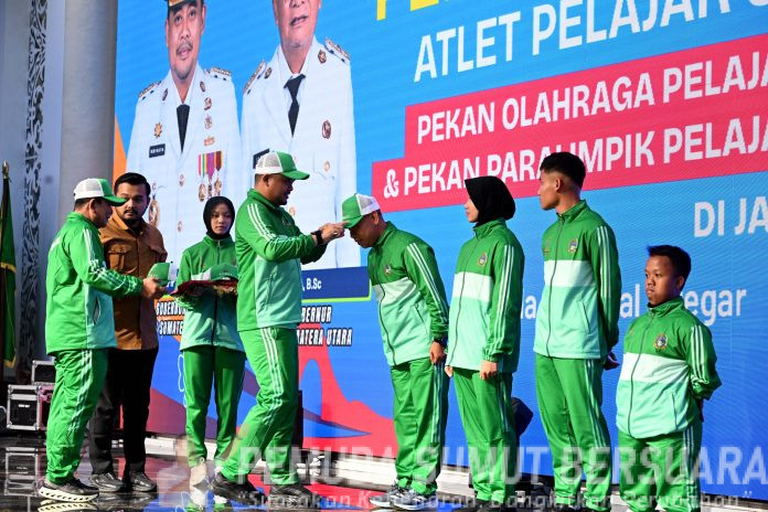 Text foto : Gubernur Sumatera Utara (Sumut) Bobby Afif Nasution didampingi Ketua KONI Sumut Hatunggal Siregar, Kepala Dinas Kepemudaan dan Keolahragaan Mahfullah Pratama Daulay, serta sejumlah OPD melepas Kontingen POPNAS XVII dan PEPARPENAS XI tahun 2025 di Aula Raja Inal Siregar, Kantor Gubernur, Kamis (30/10/2025). (Foto : Ist)