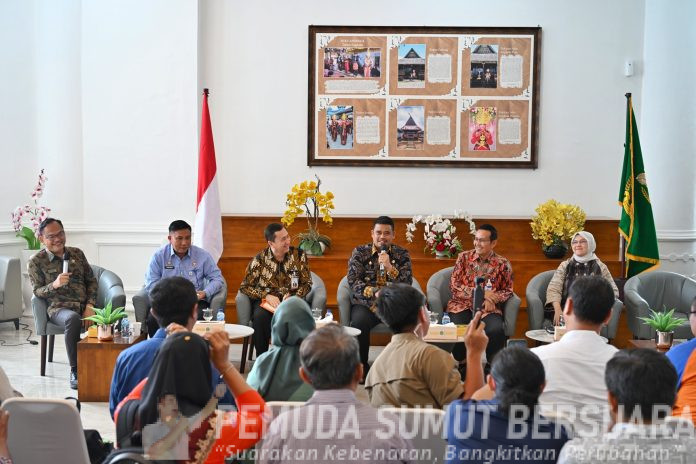 Text foto : Gubernur Sumatera Utara (Sumut) Muhammad Bobby Afif Nasution menegaskan komitmen Pemerintah Provinsi Sumut untuk mendukung Bank Sumut untuk dapat naik kelas. Hal ini disampaikan pada Temu Pers yang digelar Dinas Komunikasi dan Informatika Sumut bersama jajaran Direksi PT Bank Sumut di Lobby Dekranasda, Kantor Gubernur Sumut, Jalan Diponegoro Nomor 30 Medan, Kamis (30/10/2025). (Foto : Ist)