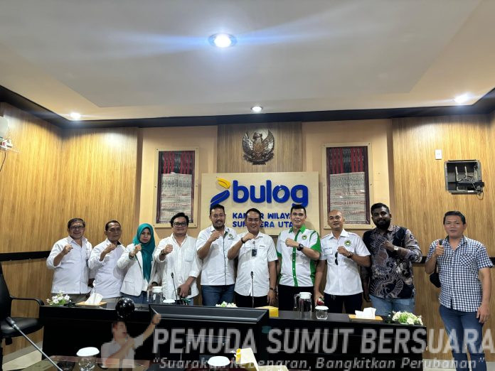Text foto : Pimpinan wilayah Sumatera Utara Bulog Budi Cahyanto saat menerima audiensi DPW APPSI SUMUT di Ruang Rapat Kantor Divisi Regional Bulog Sumatera Utara di Jalan Gatot Subroto Medan Senin (13-10-2025). (Foto : Ist)