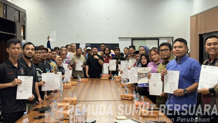 Daffasya Sinik didampingi hampir seluruh voters mendaftarkan diri Maju sebagai calon Ketua Komite Olahraga Masyarakat Sumatera Utara (Foto : Ist)