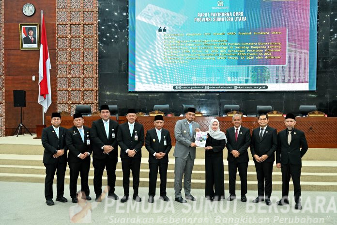 Text Foto : Gubernur Sumut Muhammad Bobby Afif Nasution menghadiri Rapat Paripurna DPRD Sumut dengan agenda Penyampaian Penjelasan Ranperda tentang APBD Provinsi Sumut Tahun Anggaran 2026 di Ruang Rapat Paripurna DPRD Sumut, Jalan Imam Bonjol, Medan, Rabu (5/11/2025). Turut hadir pada Rapat Paripurna tersebut yaitu Wakil Gubernur Sumut Surya dan Pj Sekdaprov Sumut Sulaiman Harahap. (Foto : Dinas Istimewa ).