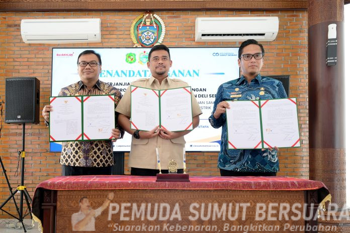 Text foto : Gubernur Sumatera Utara (Sumut) Muhammad Bobby Afif Nasution bersama Walikota Medan Rico Waas dan Bupati Deliserdang Asri Ludin Tambunan menandatangani Perjanjian Kerja Sama antara Pemerintah Provinsi Sumut, Pemerintah Kota Medan dan Pemerintah Kabupaten Deliserdang tentang Penanganan Sampah Perkotaan melalui pengolahan sampah berbasis tekonologi ramah lingkungan menjadi energi listrik di Anjungan Lantai 9 Kantor Gubernur Sumut Jalan Diponegoro Kota Medan, Kamis (6/11/2025). (Foto : Ist).