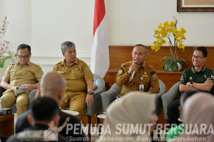 Text foto : Pemerintah Provinsi Sumatera Utara (Sumut) melalui Dinas Pemuda dan Olahraga Provinsi Sumut melakukan Konferensi Pers terkait Provinsi Sumut sebagai Tuan Rumah SEA Athletics Championship 2025 yang merupakan event tahunan olahraga atletik untuk negara-negara Asia Tenggara. Kegiatan yang difasilitasi Dinas Kominfo Sumut ini berlangsung di Lobby Dekranasda Lantai 1 Kantor Gubernur Sumut, Jalan Diponengoro Kota Medan, Selasa (11/11/2025). (Foto : Istimewa)