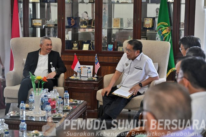 Text foto : Penjabat (Pj) Sekretaris Daerah Provinsi Sumatera Utara (Sumut) Sulaiman Harahap menerima kunjungan Jajaran Pertubuhan Peladang Negeri Sarawak (PPNS) Malaysia, di ruang kerja Sekdaprovsu Kantor Gubernur Sumut, Jalan Diponegoro Nomor 30 Medan, Rabu (12/11/2025). (Foto : Ist)
