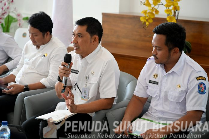 Text foto : Kepala Dinas Lingkungan Hidup dan Kehutanan (LHK) Sumut Heri W Marpaung bersama Perwakilan Pemerintah Kota Medan dan Pemerintah Kabupaten Deliserdang pada Temu Pers yang difasilitasi Dinas Komunikasi dan Informatika (Kominfo) Sumut di Lobby Dekranasda, Kantor Gubernur Sumut, Jalan Pangeran Diponegoro Nomor 30 Medan, Rabu (12/11/2025).(Foto : Ist)