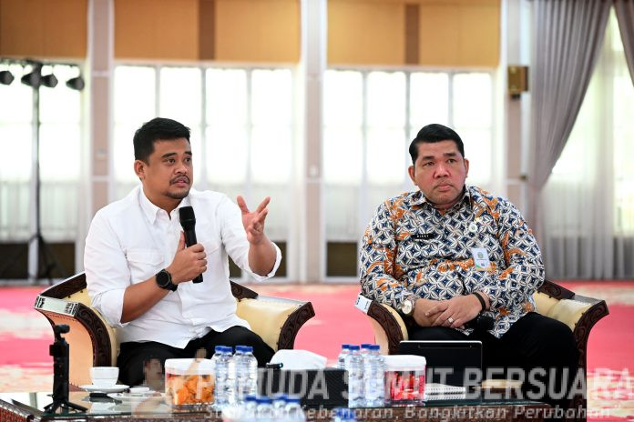 Text foto : Gubernur Sumut Muhammad Bobby Afif Nasution memimpin rapat bersama Dinas Perkebunan dan Peternakan, serta Dinas Kelautan dan Perikanan, terkait pengembangan kawasan unggulan daerah, di Rumah Dinas Gubernur Sumut, Jalan Sudirman Nomor 41 Medan, Kamis (13/11/2025). (Foto : Ist)