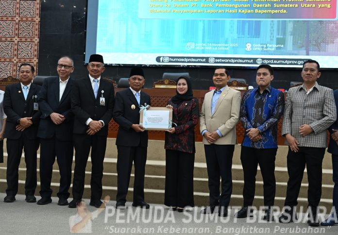 Text foto : Wakil Gubernur (Wagub) Sumatera Utara (Sumut) Surya menyampaikan Rancangan Peraturan Daerah (Ranperda) mengenai penambahan penyertaan modal Pemerintah Provinsi Sumut ke dalam PT Bank Pembangunan Daerah Sumatera Utara (Bank Sumut). di Gedung Sidang Paripurna DPRD Sumut, Jalan Imam Bonjol Medan, Jumat (14/11/2025). (Foto : Ist)