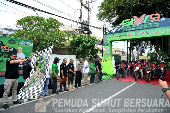 Text foto : Gubernur Sumatera Utara (Sumut) Muhammad Bobby Afif Nasution, di dampingi Ketua Umum Xtrim Indonesia Musa Idishah beserta Ketua IOF Sumut Omen Matondang dan Ketua IMI Sumut Harun Mustafa Nasution beserta beberapa OPD, melepas peserta Green International Xtreme Adventure (GIXA) 2025 di Halaman Belakang, Kantor Gubernur Sumut, Sabtu (15/11/2025). (Foto: Ist)
