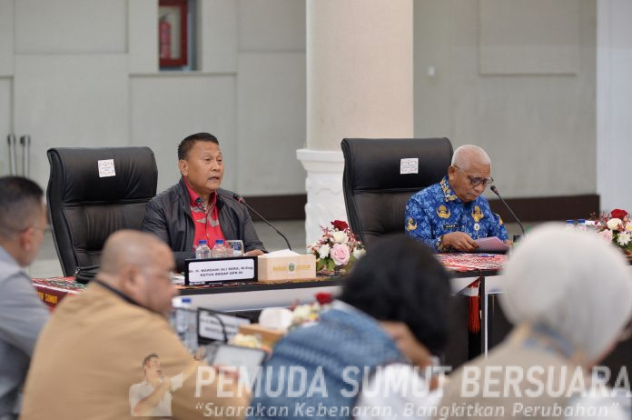Text foto : Wakil Gubernur Sumatera Utara (Sumut) Surya menerima kunjungan kerja Badan Kerja Sama Antar Parlemen (BKSAP) DPR RI di Aula Raja Inal Siregar Kantor Gubernur Sumut Jalan Diponegoro Kota Medan. Senin (17/11/2025). Kunjungan tersebut menindaklanjuti Deklarasi Asosiasi Anggota Parlemen Berbahasa Indonesia Melayu. (Foto : Ist)