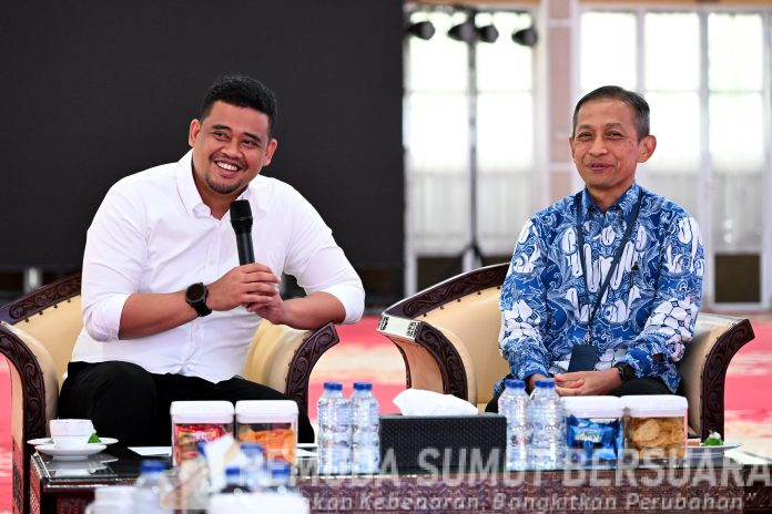 Text foto : Gubernur Sumatera Utara (Sumut) Muhammad Bobby Afif Nasution menerima kunjungan Kepala OJK Sumut Khoirul Muttaqien di Aula Tengku Rizal Nurdin, Jalan Sudirman Nomor 41, Medan, Kamis (20/11/2025). (Foto : Ist)