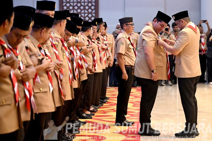 Text foto : Gubernur Sumatera Utara (Sumut) Muhammad Bobby Afif Nasution bersama Ketua Kwartir Nasional Gerakan Pramuka Budi Waseso, Wakil Gubernur Sumut Surya, Ketua DPRD Sumut Erni Ariyanti Sitorus, serta Pj. Sekdaprov Sumut Sulaiman Harahap, saat pelantikan Ketua Kwarda Sumut Dikky Anugerak Panjaitan beserta pengurus periode 2025-2030 di Aula Raja Inal Siregar, Sabtu (22/11/2025). (Foto : Ist)