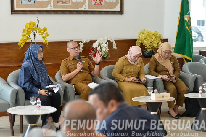 Text foto : Pemerintah Provinsi Sumatera Utara (Sumut) melalui Dinas Kebudayaan dan Pariwisata dan Ekonomi Kreatif Provinsi Sumut melakukan Konferensi Pers terkait Pariwisata Unggul, Ekonomi Kreatif Tumbuh : Sinergi Program untuk menarik Wisatawan dan Investor. Kegiatan yang difasilitasi Dinas Kominfo Sumut ini berlangsung di Lobby Dekranasda, Lantai 1 Kantor Gubernur Sumut, Jalan Diponegoro Kota Medan, Senin (24/11/2025). (Foto : Ist)