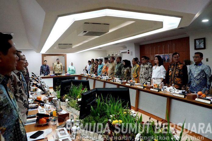 Text foto : Gubernur Sumatera Utara (Sumut) M. Bobby Afif Nasution bersama Bupati/Walikota se-Sumut serta para Komisaris dan direksi Bank Sumut pada acara Rapat Umum Pemegang Saham Luar Biasa (RUPS LB) di Ruang Rapat Lantai 3 Kantor Pusat Bank Sumut Jalan Imam Bonjol, Medan, Senin (24/11/2025). (Foto : Ist)