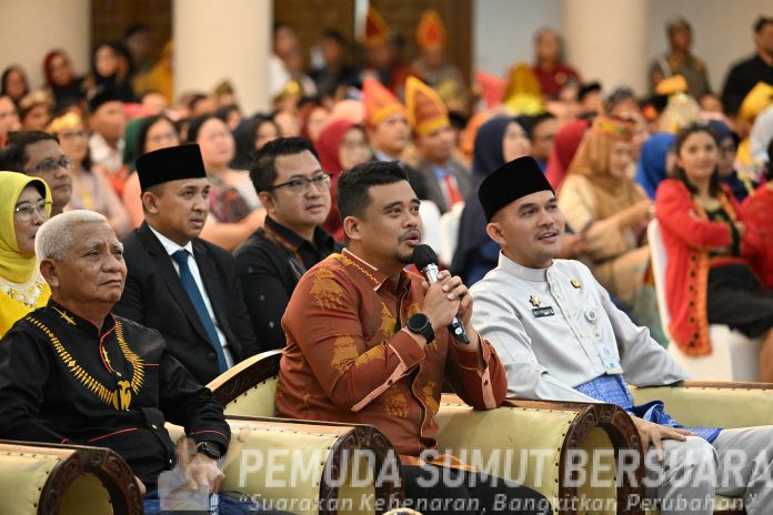 Text foto : Gubernur Sumatera Utara (Sumut) Muhammad Bobby Afif Nasution didampingi Wakil Gubernur Surya dan Kadis Pendidikan Sumut Alexander Sinulingga saat Dialog Interaktif secara daring bersama Kepala Sekolah SMAN 1 Satu Atap Pulau Simuk, Nias Selatan, Velisia Laia, pada perayaan puncak Hari Guru Nasional 2025 di Aula Raja Inal Siregar, Kantor Gubernur Sumut Jalan Diponegoro 30, Medan, Selasa (25/11/2025). Pulau Simuk merupakan salah satu pulau terluar dan terpencil Sumut. (Foto : Ist)