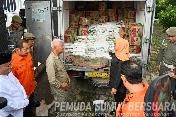 Text foto : Wakil Gubernur Sumut, Surya menerima kedatangan Gubernur Jawa Timur Chofifah Indar Parawansa dalam rangka menyerahkan bantuan untuk Masyarakat Sumatera Utara yang terdampak banjir di Posko Darurat Bencana Provinsi Sumut, Jalan AH Nasution, Medan, Minggu (30/11/2025). (Foto : Ist)