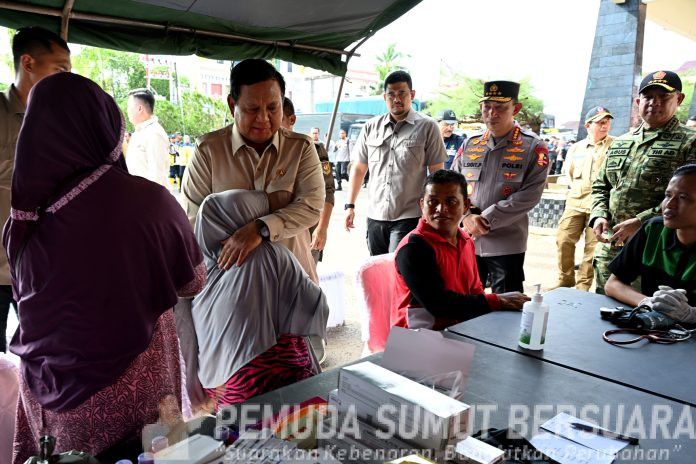 Text foto : Gubernur Sumatera Utara (Sumut) Bobby Afif Nasution bersama Bupati Tapanuli Tengah Masinton Pasaribu, Kapolri Listyo Sigit Prabowo, dan Panglima TNI Agus Sibiyanto mendampingi Presiden Republik Indonesia Prabowo Subianto meninjau para pengungsi banjir bandang, di posko pengungsian di GOR Pandan, Kabupaten Tapanuli Tengah, Senin (1/12/2025). (Foto : Ist)