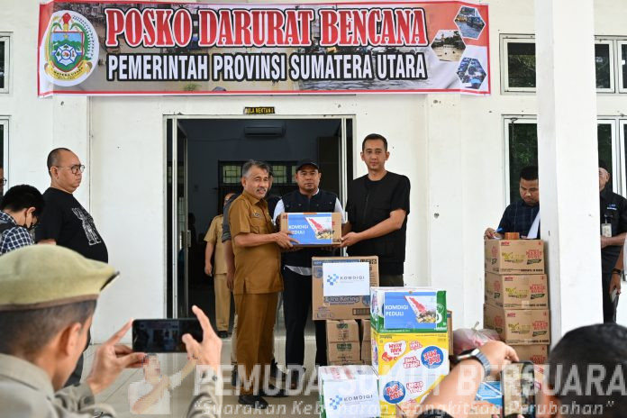 Text foto : Posko Darurat Bencana Pemerintah Provinsi (Pemprov) Sumatera Utara (Sumut) menerima bantuan logistik kemanusiaan dari Kementerian Komunikasi dan Digital (Komdigi) melalui program Komdigi Peduli. Diterima langsung oleh Ketua Harian Posko Darurat Bencana Sumut, Basarin Yunus Tanjung, di Posko Darurat Bencana Sumut, Jalan AH Nasution Medan, Selasa (2/12/2025). (Foto : Ist)