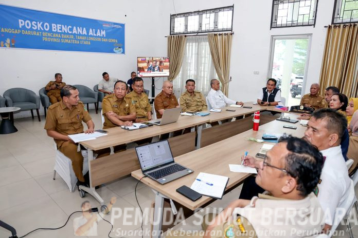 Text foto : Wakil Gubernur (Wagub) Sumatera Utara (Sumut) Surya memastikan bahwa cadangan beras Bulog untuk para korban bencana alam di Sumut, dalam kondisi sangat mencukupi. Hal ini disampaikannya di Posko Darurat Bencana Pemerintah Provinsi (Pemprov) Sumut, Jalan AH Nasution, Senin (1/12/2025). (Foto : Ist)