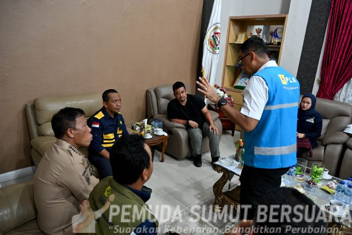 Text foto : Gubernur Sumatera Utara (Sumut) Bobby Afif Nasution bersama Menteri ESDM beserta Bupati Tapanuli Tengah Masinton Pasaribu, dan Dirut Patra Niaga Mars Ega Legowo Putra juga Anggota DPR RI Musa Rajekshah, saat melakukan rapat darurat banjir dan longsor di Tapteng, di Kantor Bupati Tapteng, Selasa (2/12/2025). (Foto : Ist)