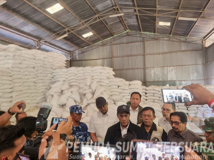 Text foto : Mentan Andi Amran Sulaiman didampingi Gubernur Sumut Muhammad Bobby Afif Nasution dan Bupati Tapteng Masinton Pasaribu meninjau Kompleks Pergudangan Sarundik, Tapanuli Tengah, Rabu (3/12/2025). (Foto : Ist)