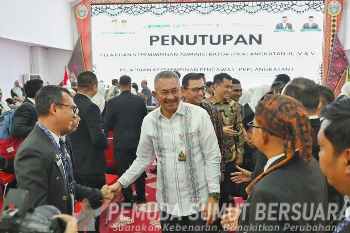 Text foto : Penjabat (Pj) Sekretaris Daerah Provinsi (Sekdaprov) Sumatera Utara (Sumut) Sulaiman Harahap menutup Pelatihan Kepemimpinan Administrator (PKA) Angkatan III, IV, V dan Pelatihan Kepemimpinan Pengawas (PKP) Angkatan I Tahun 2025 di Aula Kantor BPSDM Sumut Jalan Ngalengko Medan, Jumat (5/12/2025). (Foto : Ist)