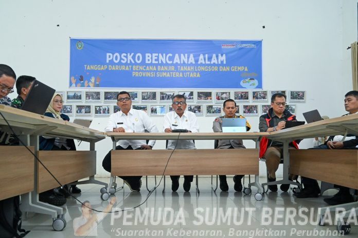 foto : Asisten Pemerintahan dan Kesejahteraan Rakyat Provinsi Sumut yang juga Ketua Harian Posko Darurat Bencana Sumut, Basarin Yunus Tanjung memimpin secara daring Rapat Evaluasi Penanganan Bencana Sumut di Posko Darurat Bencana Sumut, Jalan AH Nasution, Medan, Rabu (10/12/2025). (Foto : Ist)
