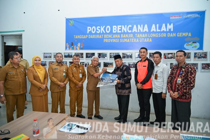 Text foto : Wakil Gubernur Sumut Surya menerima bantuan kemanusiaan untuk masyarakat korban bencana alam Sumut dari Pemerintah Provinsi Jambi yang diserahkan langsung oleh Wakil Gubernur Jambi Abdullah Sani di Posko Tanggap Darurat Bencana Pemprov Sumut, Jalan AH Nasution, Medan, Senin (15/12/2025). (Foto : Ist)