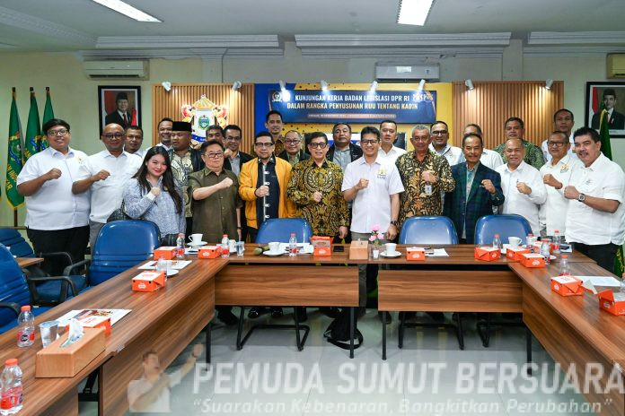 Text foto : Pj. Sekdaprov Sumut, Sulaiman Harahap menyambut kunjungan Badan Legislasi DPR RI dalam rangka Penyusunan RUU tentang Kamar Dagang dan Industri Indonesia (KADIN) di Kantor KADIN Sumut, Jalan Sekip Baru Medan, Kamis (18/12/2025). (Foto : Ist)