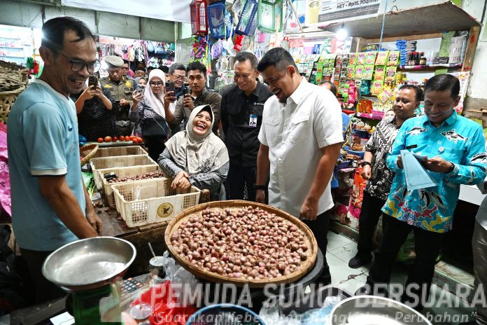 Text foto : Gubernur Sumatera Utara (Sumut) Bobby Afif Nasution bersama Kepala Perwakilan Bank Indonesia (BI) Provinsi Sumatera Utara Rudy B. Hutabarat, dan sejumlah OPD melakukan sidak pasar dalam rangka menjaga ketersediaan pasokan dan stabilitas harga bahan pangan strategis menjelang Hari Besar Keagamaan Nasional (HBKN), Hari Natal Tahun Baru 2025 di Pasar Sukaramai Medan, Kamis (18/12/2025) (Foto : Ist)