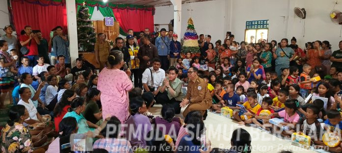 Text foto : Wakil Presiden RI Gibran Rakabuming, Gubernur Sumatera Utara (Sumut) Muhammad Bobby Afif Nasution dan Bupati Tapanuli Tengah Jonius TP Hutabarat meninjau lokasi pengungsian HKBP Sibalanga di Desa Sibalanga, Kecamatan Adian Koting, Tapanuli Utara, Senin (22/12/2025). Juga mensosialisasikan pembangunan hunian tetap (huntap) untuk korban bencana, membagikan berbagai bantuan seperti logistik, obat-obatan, mainan anak-anak, perlengkapan tidur dan lainnya. (Foto : Ist)