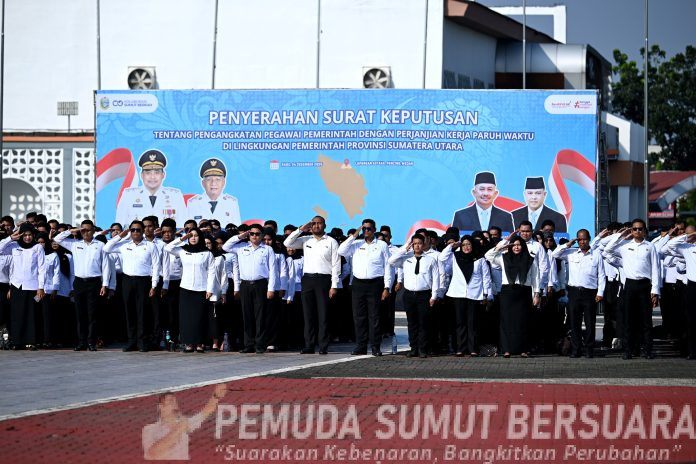 Text foto : APEL PENYERAHAN SK PPPK PARUH WAKTU Gubernur Sumatera Utara (Sumut) Bobby Nasution didampingi Kepala Badan Kepegawaian Daerah (BKD) dan sejumlah OPD pada apel penyerahan SK PPPK Paruh Waktu di Lapangan Astaka, Jalan Pancing, Deliserdang, Rabu (24/12/2025). (Foto : Ist)