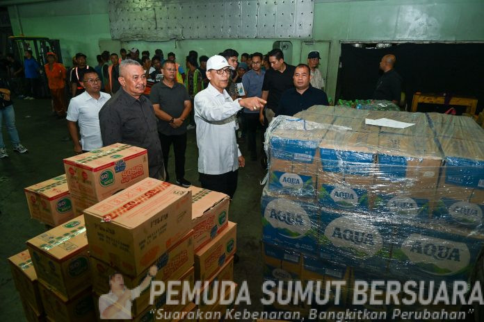 Text foto : Pj. Sekdaprov Sumut, Sulaiman Harahap menerima bantuan logistik tahap 3 dari Kementerian Pertanian Republik Indonesia (Kementan RI) dan Badan Pangan Nasional (Bapanas) untuk Kabupaten/Kota yang terdampak bencana banjir dan longsor di Sumut yang diserahkan langsung oleh Staf Ahli Bidang Infrastruktur Pertanian Kementan RI Ali Jamil di Dermaga Bandar Deli, Jalan Pelabuhan Lama, Belawan, Medan, Sabtu (27/12/2025). Usai penyerahan, Pj. Sekdaprov Sumut langsung melepas 30 truk logistik untuk didistribusikan ke Kabupaten/Kota yang terdampak bencana banjir dan longsor. (Foto : Ist)