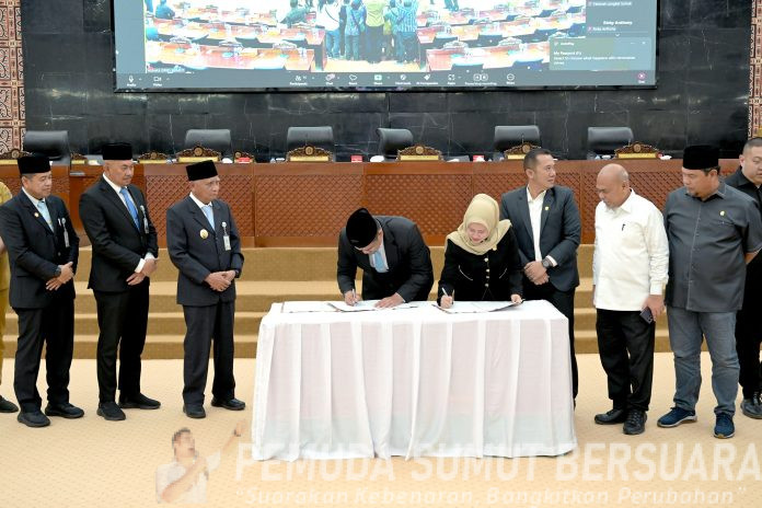 Text foto : Gubernur Sumut Muhammad Bobby Afif Nasution dan Wakil Gubernur Sumut Surya menghadiri Rapat Paripurna yang dipimpin Ketua DPRD Sumut Erni Ariyanti, di Gedung DPRD Sumut, Jalan Imam Bonjol Medan, Senin (29/12/2025). (Foto : Ist)