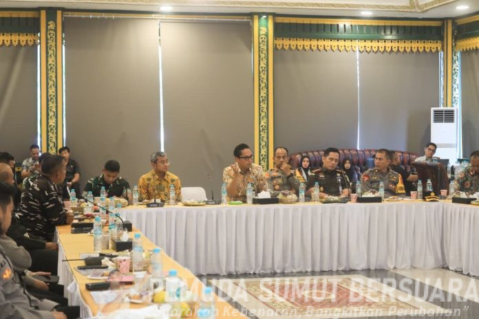 Text foto : Pj. Sekdaprov Sumut, Sulaiman Harahap menyambut kunjungan Badan Legislasi DPR RI dalam rangka Penyusunan RUU tentang Kamar Dagang dan Industri Indonesia (KADIN) di Kantor KADIN Sumut, Jalan Sekip Baru Medan, Kamis (18/12/2025). (Foto : Ist)