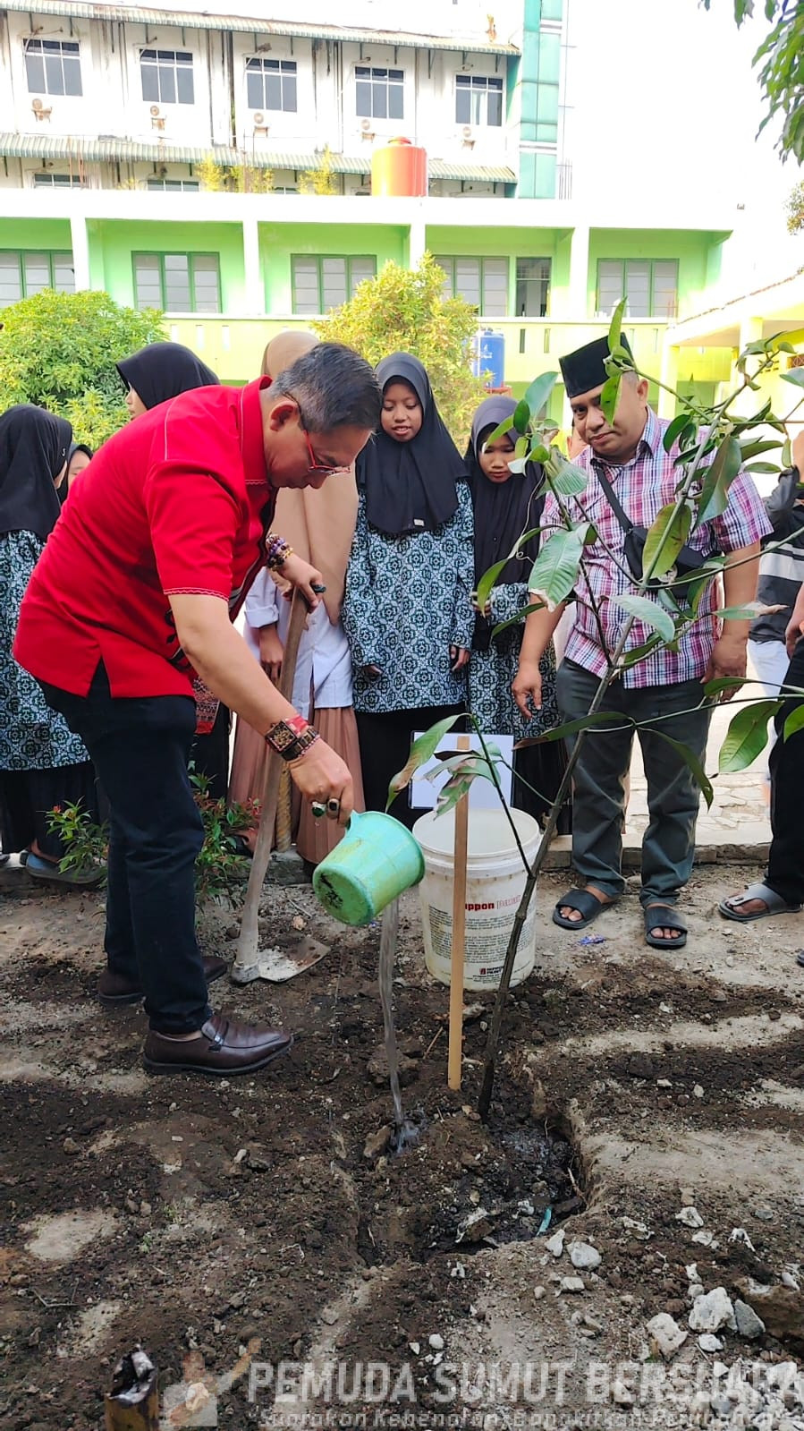 Wong Chun Sen Ketua DPRD Medan Bersama AnakYatim Piatu Gelar HUT Ke-79 Ketum PDI Perjuangan dan HUT Ke-53 PDI Perjuangan menanam pohon. (Foto : Ist) 