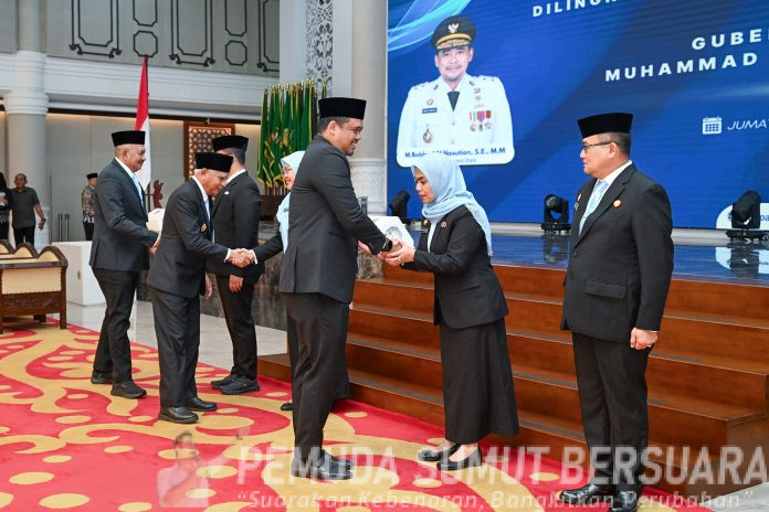 Text foto : Gubernur Sumut, Bobby Nasution melantik 4 Pejabat Tinggi Pratama di Lingkungan Pemprov Sumut di Aula Raja Inal Siregar, lantai 2 Kantor Gubernur Sumut, Jalan Diponegoro No. 30, Medan, Jum'at (2/1/2026). Turut hadir pada kegiatan tersebut, Wakil Gubernur Sumut Surya, Pj Sekdaprov Sumut Sulaiman Harahap dan Kepala Organisasi Perangkat Daerah (OPD) di Lingkungan Pemprov Sumut. (Foto : Ist)
