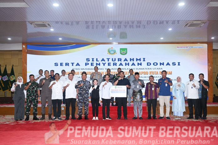 Text foto : Gubernur Sumatera Utara (Sumut) Bobby Nasution didamping Pj Sekretaris Daerah Provinsi Sumut Sulaiman Harahap, serta para OPD Pemprov Sumut, secara simbolis menerima bantuan bencana dari Walikota Batam Amsakar Achmad dan Wakil Walikota Batam Li Claudia Chandra beserta rombongan di Aula Tengku Rizal Nurdin, Rumah Dinas Gubernur Sumut Jalan Sudirman 41 Medan, Kamis (8/1/2026). (Foto : Ist)