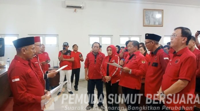 Teks Foto :  Rapidin Simbolon Ketua DPD PDI Perjuangan Sumatera Utara beserta Pengurus dan Hasyim SE Ketua DPC PDI Perjuangan Kota Medan melantik Boydo HK Panjaitan jadi Sekretaris DPC PDI Perjuangan Kota Medan dan Fuad Akbar menjadi Bendahara DPC PDI Perjuangan Kota Medan Periode 2025-2030 di gedung DPD PDI Perjuangan Sumut Jalan Jamin Ginting. (Foto : Alian) 