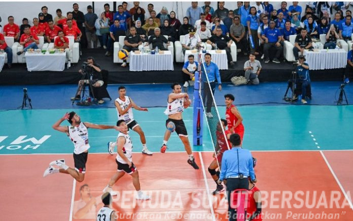 Teks Foto : Wakil Gubernur Sumut, Surya menyaksikan Pertandingan Big Match Tim Putra Pro Liga Volley 2026 antara Tim Jakarta Lavani melawan Tim Jalarta Bhayangkari Presisi di GOR Indoor Volley, Sumut Sport Centre, Minggu (18/1/2026). (Foto : Ist)