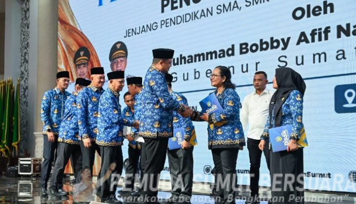 Teks Foto :  Gubernur Sumut, Bobby Nasution menyerahkan Surat Keputusan Penugasan kepada 248 Kepala Sekolah untuk jenjang pendidikan SMA, SMK, SLB Negeri se Provinsi Sumatera Utara di Aula Raja Inal Siregar, lantai 2 Kantor Gubernur Sumut, Jalan Dipenogoro No. 30, Medan, Senin (19/1/2026). (Foto : Ist)