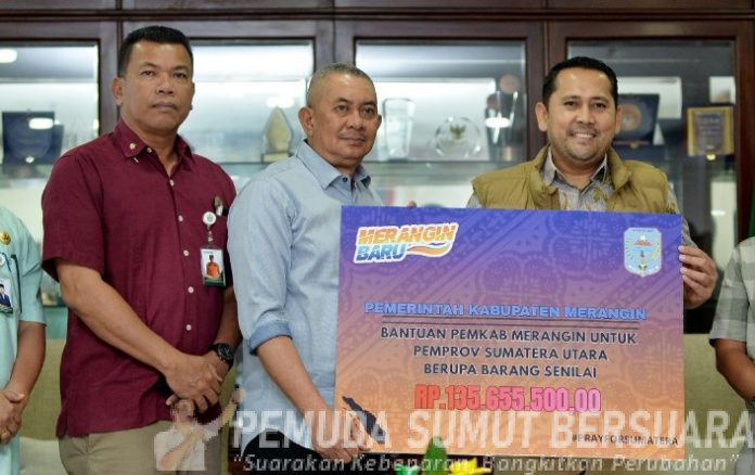 Teks Foto : Pj Sekretaris Daerah Provinsi Sumut Sulaiman Harahap menerima bantuan kemanusiaan dari Pemerintah Kabupaten Merangin, Provinsi Jambi, untuk penanganan bencana alam di Sumut, Selasa (20/1/2026). Bantuan tersebut diserahkan langsung Bupati Merangin M Syukur secara simbolis di Kantor Gubernur Sumut Jalan Diponegoro Medan. (Foto : Ist)