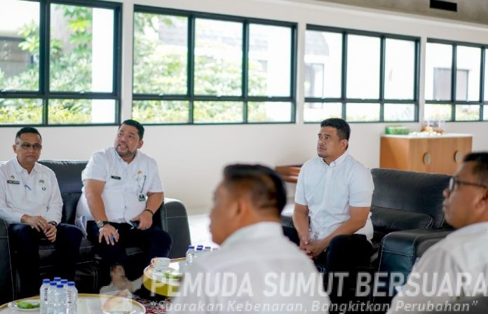 Teks Foto : Gubsu Muhammad Bobby Afif Nasution, bersama sejumlah pimpinan OPD terkait, mengikuti Rapat Koordinasi (Rakor) Percepatan Rehabilitasi dan Rekonstruksi Pascabencana secara virtual, yang dipimpin Menteri Dalam Negeri Tito Karnavian selaku Ketua Satgas Percepatan Rehabilitasi dan Rekonstruksi Pascabencana Sumatera, dari kediaman pribadinya di Komplek Tasbih Medan, Rabu (21/1/2026). (Foto : Ist)