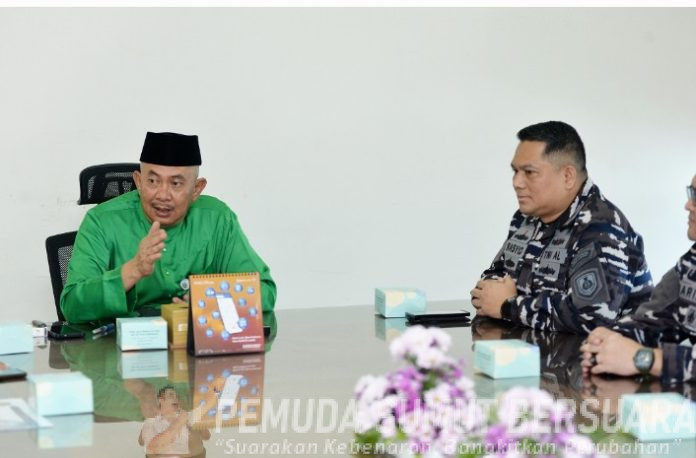 Teks Foto : Pj. Sekretaris Daerah Provinsi Sumatera Utara (Sumut) Sulaiman Harahap menerima kunjungan Panitia Pelaksana Pelayaran ASEAN Plus Cadet Sail (APCS) 2026 di Ruang kerja Lantai 9 Kantor Gubernur Sumut Jalan Diponegoro Kota Medan, Kamis (22/1/2026). APCS yang akan berlangsung pada April mendatang merupakan pelayaran persahabatan maritim internasional yang diadakan oleh TNI Angkatan Laut dan diikuti oleh 46 Negara. (Foto : Ist)