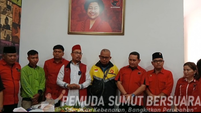  DPC PDI Perjuangan Kota Medan Gelar Potong Tumpeng dan Pelepasan Burung Pada HUT Ke - 79 Ketum PDI Perjuangan Prof. DR. HC Hj. Megawati Soekarno Putri di kantor DPC PDI Perjuangan Medan. Jumat (23/01/2026) 