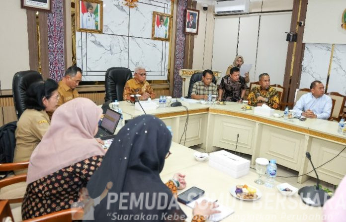 Teks Foto : Wagubsu Surya memimpin Rapat Pembahasan Rancangan Perubahan Perda Nomor 1 Tahun 2024 tentang Pajak Daerah dan Retribusi Daerah di Kantor Badan Penghubung Daerah, Jalan Jambu, Jakarta, Senin (26/1/2026). Rapat tersebut diikuti seluruh OPD melalui konferensi jarak jauh. (Foto : Ist) 