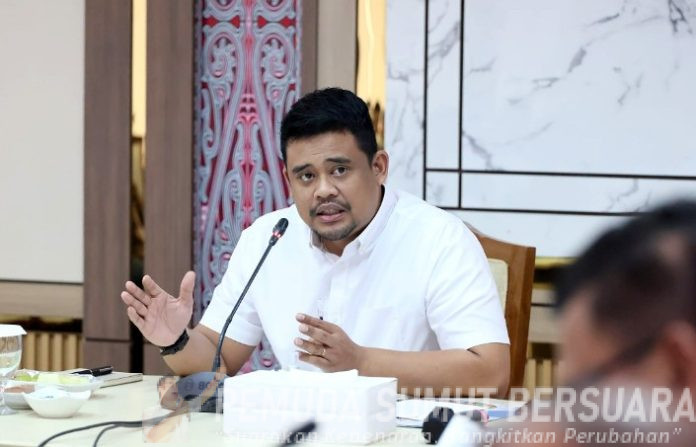 Teks Foto : Gubernur Sumatera Utara (Sumut) Muhammad Bobby Afif Nasution memimpin rapat percepatan pemulihan pascabencana, di Aula Kantor Badan Penghubung, Jakarta, Selasa (27/1/2026). (Foto : Ist)