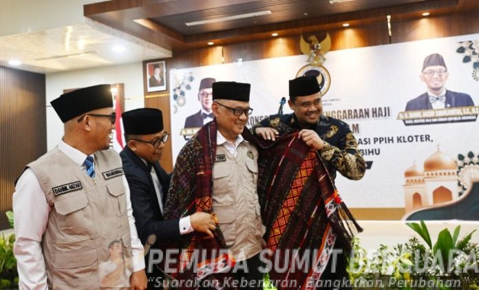 Teks Foto :  Gubernur Sumatera Utara (Sumut), Bobby Nasution bersama Menteri Haji dan Umrah RI Mochamad Irfan Yusuf serta Wakil Menteri Haji dan Umrah Dahnil Anzar Simanjuntak, menghadiri acara Konsolidasi Penyelenggaraan Haji Tahun 1447 H/2026 M sekaligus pembukaan Diklat Terintegrasi PPIH Kloter, Petugas Haji Daerah (PHD), dan Pembimbing KBIHU di Asrama Haji Medan, Jalan AH Nasution, Jumat (30/1/2026) malam. (Foto : Ist) 