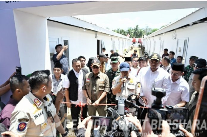 Teks Foto :  Gubernur Sumatera Utara (Sumut) Bobby Afif Nasution mendampingi Menteri Dalam Negeri Tito Karnavian, meresmikan Hunian Sementara (Huntara) dan penyerahan simbolis bantuan Dana Tunggu Hunian (DTH) kepada masyarakat korban bencana banjir dan longsor Kabupaten Tapanuli Selatan di Lapangan Simarpinggan, Kecamatan Angkola Selatan, Kabupaten Tapsel, Kamis (05/02/2026). (Foto : Ist) 