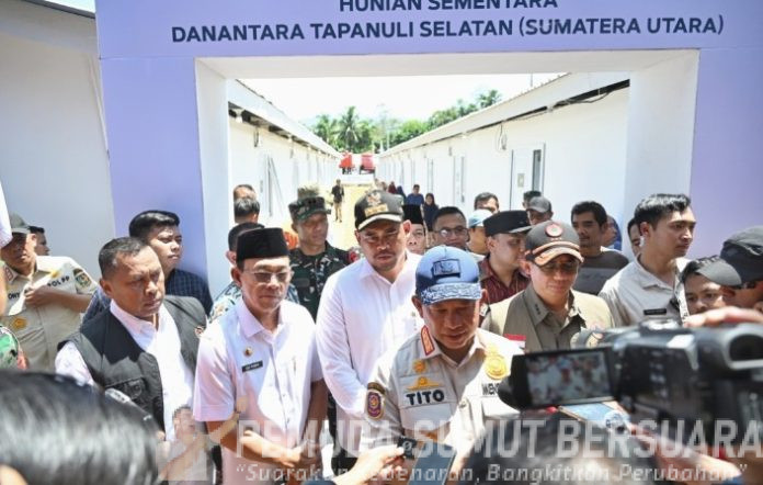 Teks Foto : Gubernur Sumatera Utara (Sumut) Bobby Afif Nasution mendampingi Menteri Dalam Negeri (Mendagri) Tito Karnavian meninjau Hunian Sementara (Huntara) di Kelurahan Simarpinggan, Kecamatan Angkola Selatan, Kamis (05/02/2026). Warga Desa Tandihat mengaku sudah menghuni Huntara tersebut selama dua pekan. (Foto : Ist) 