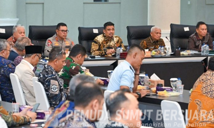 Teks Foto : Gubernur Sumut, Bobby Nasution memimpin Rapat Tim Pengendalian Inflasi Daerah (TPID) di Aula Raja Inal Siregar, lantai 2 Kantor Gubernur Sumut, Jalan Diponegoro No. 30, Medan, Jum'at (6/2/2026). (Foto : Ist)
